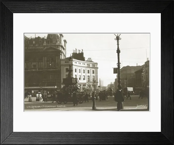 Framed Print : Piccadilly Circus, London Framed Print : Piccadilly Circus, London