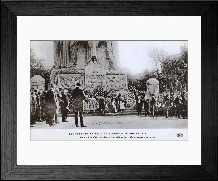 Framed Print : Victory Celebrations in Paris - End of WW1