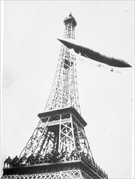 Santos-Dumont airship No6 rounding the Eiffel Tower in t?