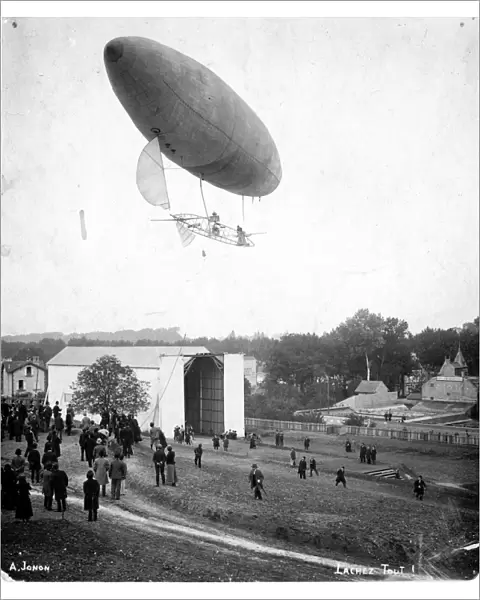 Santos-Dumont airship No6 leaving the Aero Club of Saint?