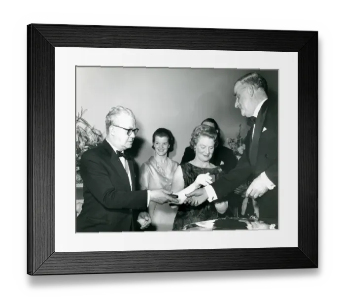 Framed Print : Dr Archie ballantyne, RAeS Secretary, right, presents Si? Framed Print : Dr Archie ballantyne, RAeS Secretary, right, presents Si?