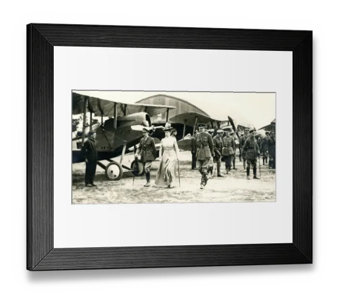 Framed Print : Queen Mary and General Trenchard inspecting an RFC squad? Framed Print : Queen Mary and General Trenchard inspecting an RFC squad?