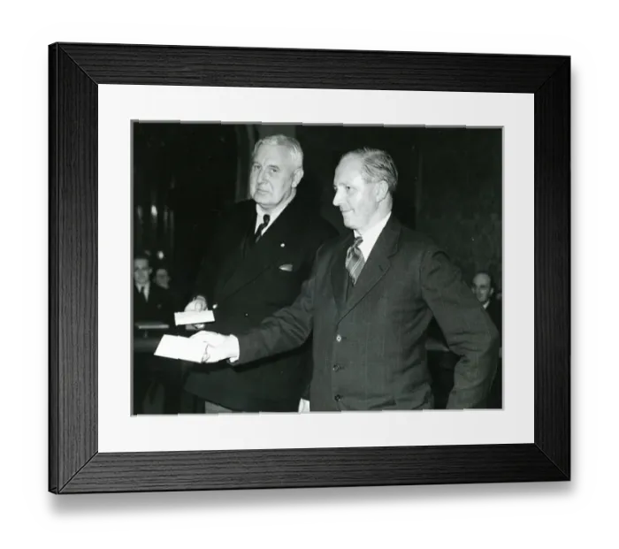 Framed Print : Lord Ventry, left, and W. N. Alcock receive R38 Memorial ?