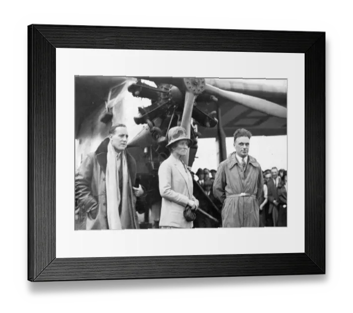 Framed Print : The Duchess of Bedford with Capt C. D. Barnard, left, pil? Framed Print : The Duchess of Bedford with Capt C. D. Barnard, left, pil?