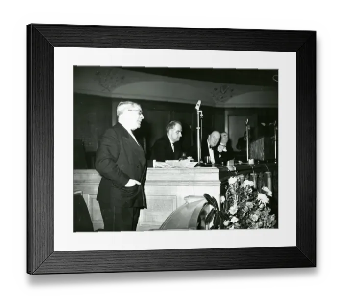 Framed Print : Air Marshal Sir Owen Jones, left, proposes the vote of t?