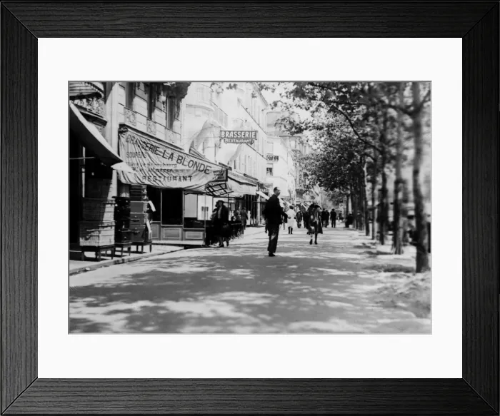 Framed Print : Paris Street Scene Framed Print : Paris Street Scene
