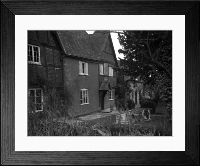 Framed Print : Worcestershire Farmhouse Framed Print : Worcestershire Farmhouse