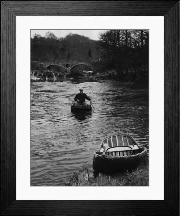 Framed Print : Coracle Fisherman Framed Print : Coracle Fisherman