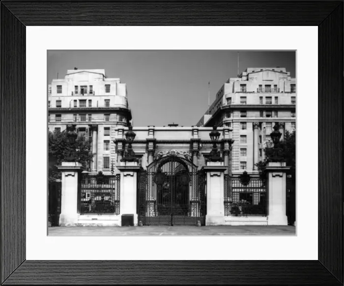 Framed Print : Marble Arch 1981 Framed Print : Marble Arch 1981