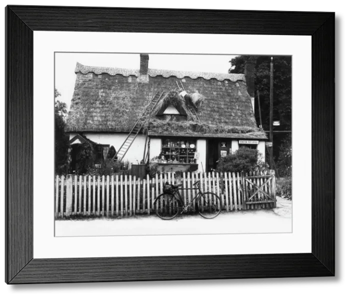 Framed Print : Suffolk Thatcher Framed Print : Suffolk Thatcher