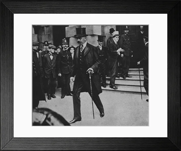 Framed Print : Lord Kitchener leaving the War Office Framed Print : Lord Kitchener leaving the War Office
