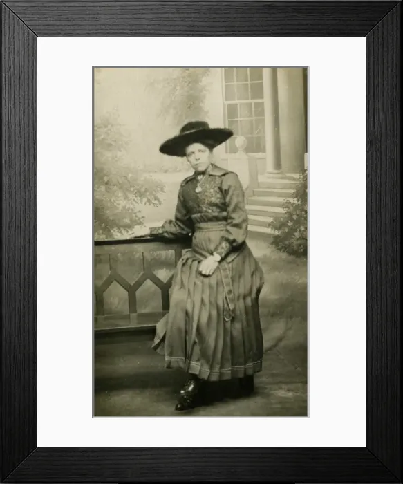 Framed Print : Woman with large hat and pleated skirt Framed Print : Woman with large hat and pleated skirt