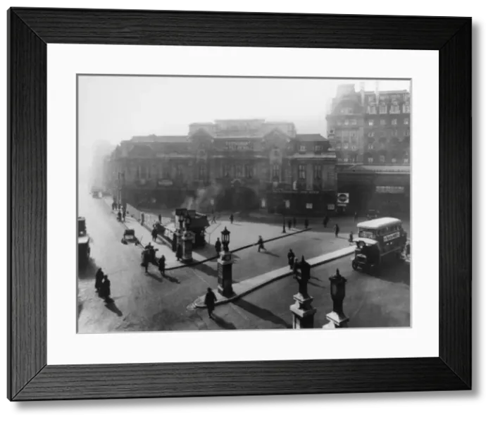 Framed Print : Street scene outside Victoria Station, London Framed Print : Street scene outside Victoria Station, London