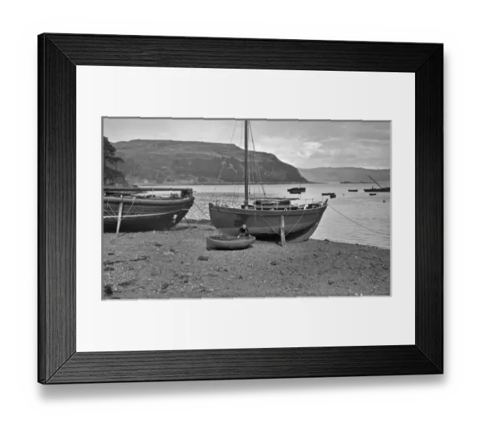 Framed Print : Coastal scene in Portree, Isle of Skye, Scotland Framed Print : Coastal scene in Portree, Isle of Skye, Scotland