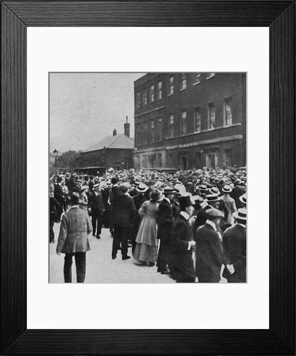 Framed Print : London crowd in Downing Street Framed Print : London crowd in Downing Street