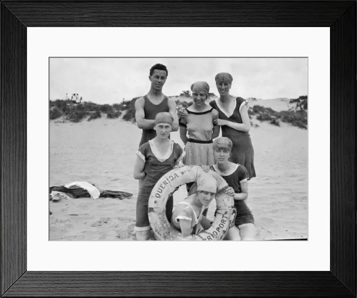 Framed Print : Holidaymakers on a beach Framed Print : Holidaymakers on a beach