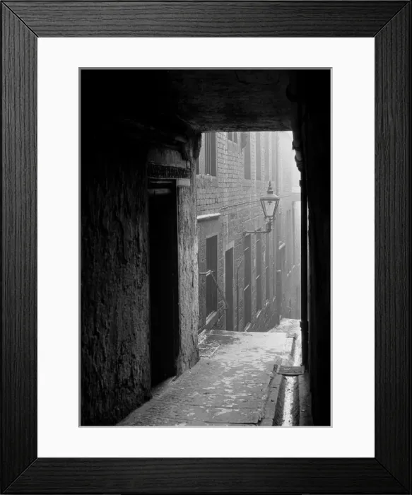 Framed Print : Atmospheric view of an Edinburgh street, Scotland Framed Print : Atmospheric view of an Edinburgh street, Scotland