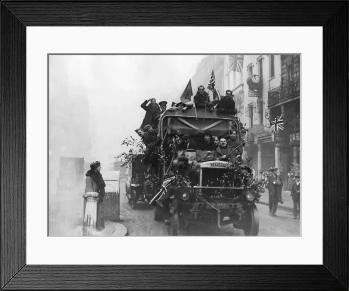 Framed Print : Armistice Day lorry, 11th November 1918