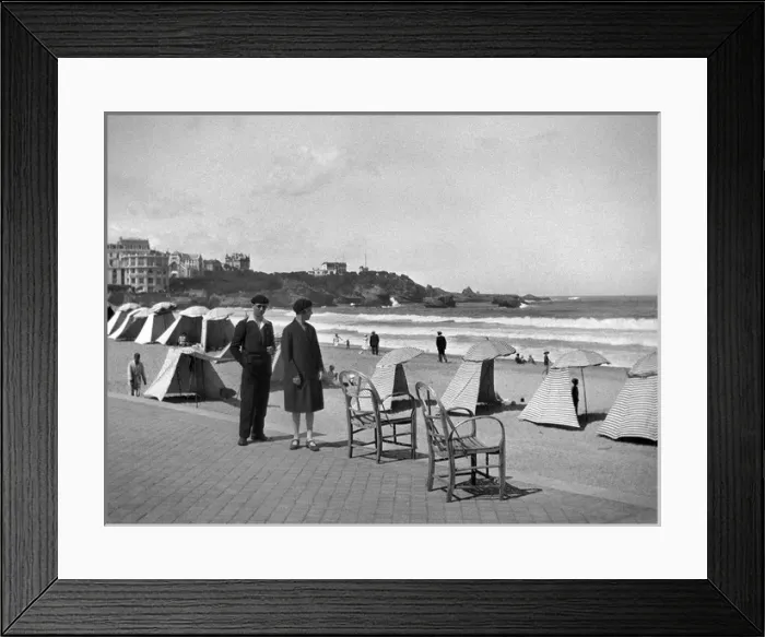 Framed Print : Holidaymakers at Biarritz, France Framed Print : Holidaymakers at Biarritz, France