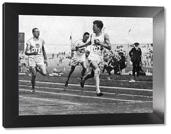 Douglas Lowe winning 800m Olympic final in 1924