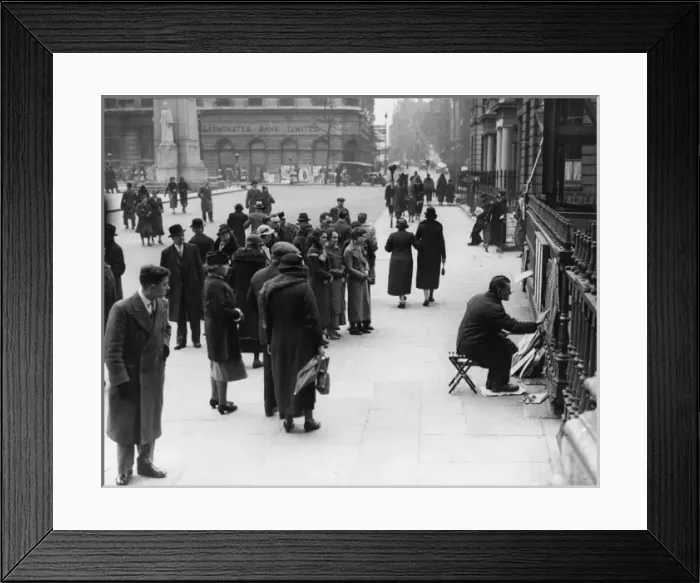 Framed Print : Street artist outside St Martin in the Fields, 1937 Framed Print : Street artist outside St Martin in the Fields, 1937