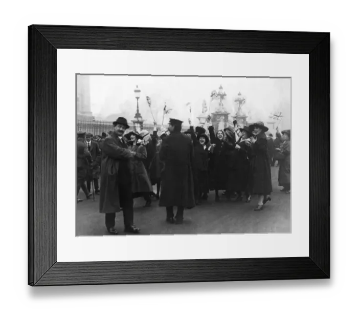 Framed Print : Armistice Day in London 1918 Framed Print : Armistice Day in London 1918