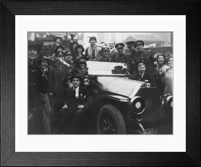 Framed Print : Armistice Day happy crowd 11th November 1918 Framed Print : Armistice Day happy crowd 11th November 1918
