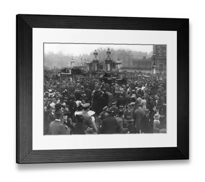 Framed Print : Armistice Day crowd outside Buckingham Palace, 1918 Framed Print : Armistice Day crowd outside Buckingham Palace, 1918