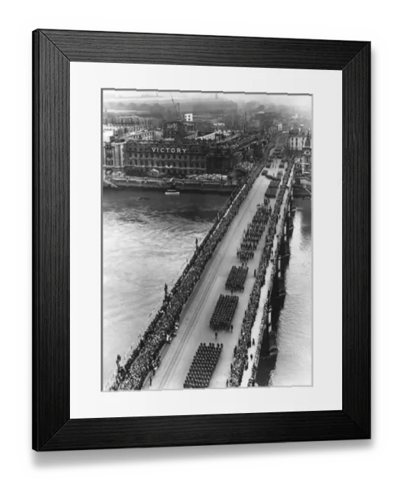 Framed Print : Peace Day Victory procession crossing Westminster Bridge Framed Print : Peace Day Victory procession crossing Westminster Bridge