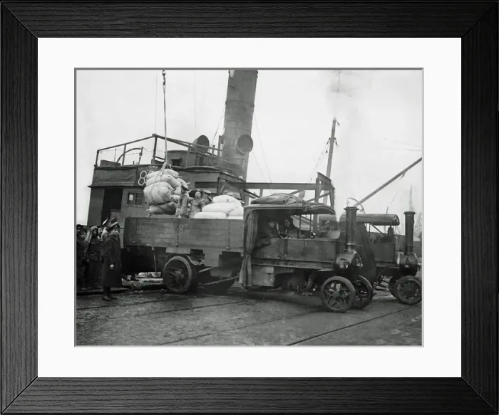 Framed Print : Unloading flour from a ship for the Western Front, WW1 Framed Print : Unloading flour from a ship for the Western Front, WW1