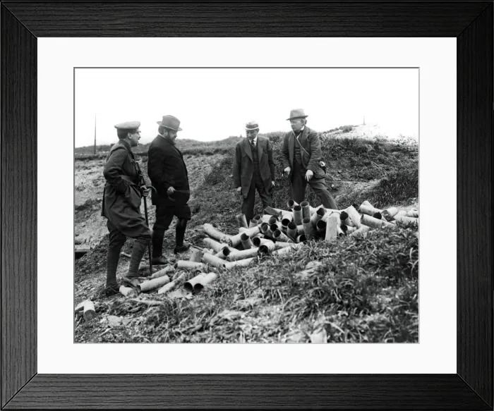 Framed Print : Lloyd George discussing ammunition supply, WW1 Framed Print : Lloyd George discussing ammunition supply, WW1