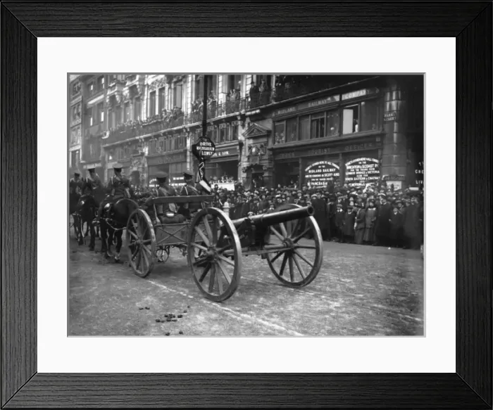 Framed Print : World War One artillery moving down a London street Framed Print : World War One artillery moving down a London street