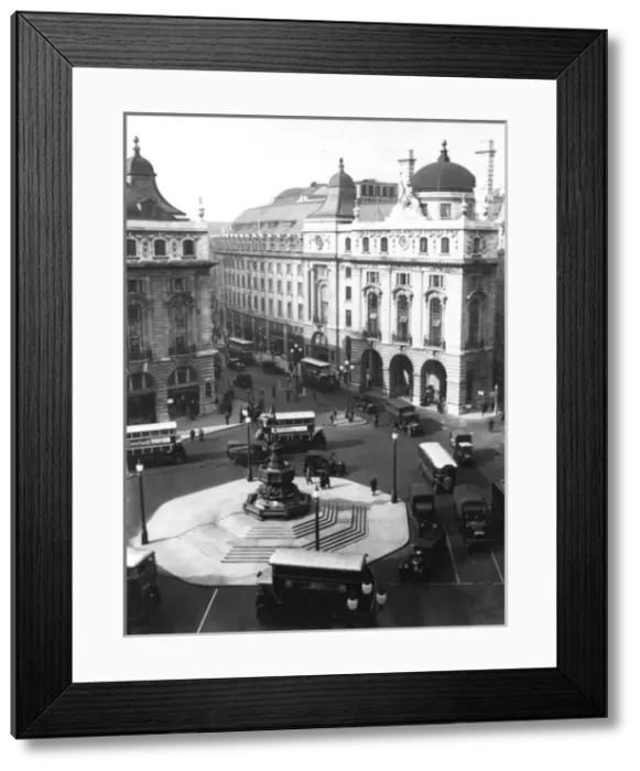 Framed Print : Piccadilly Circus in London, with the Shaftesbury Memorial Framed Print : Piccadilly Circus in London, with the Shaftesbury Memorial