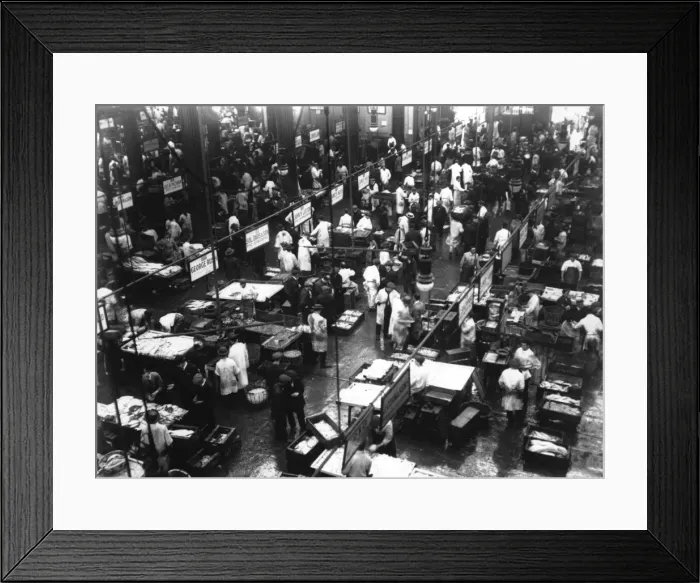 Framed Print : Fishmongers at an indoor market in London Framed Print : Fishmongers at an indoor market in London