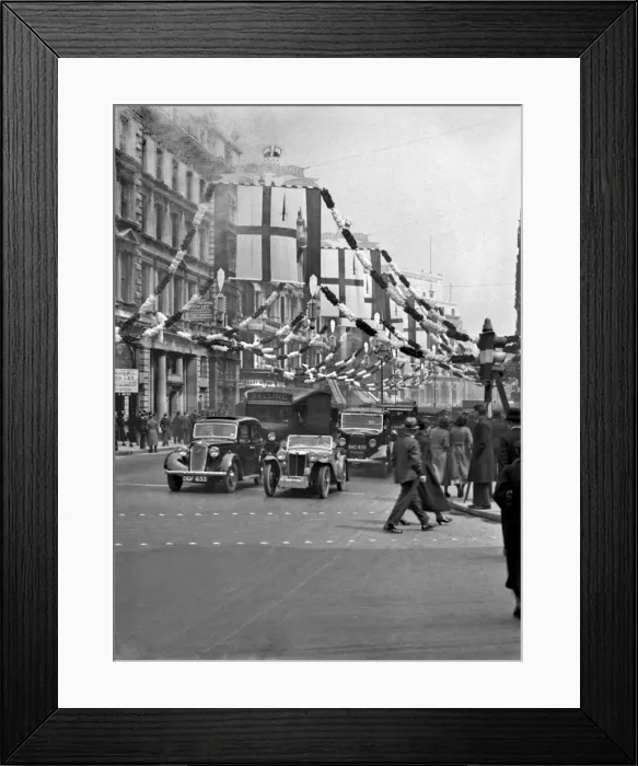 Framed Print : Silver Jubilee street scene in London Framed Print : Silver Jubilee street scene in London