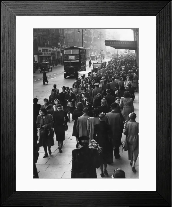 Framed Print : Crowds of Christmas shoppers, Oxford St, 1944 Framed Print : Crowds of Christmas shoppers, Oxford St, 1944