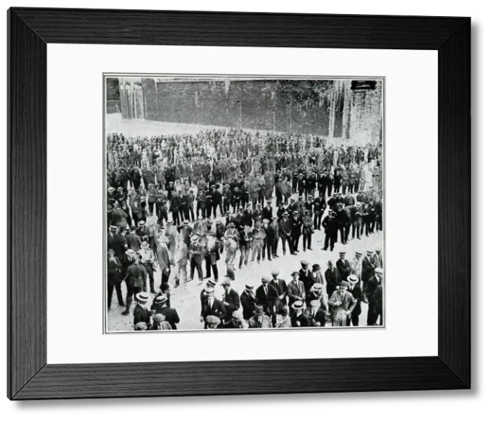 Framed Print : City of London recruits, Tower of London, WW1 Framed Print : City of London recruits, Tower of London, WW1
