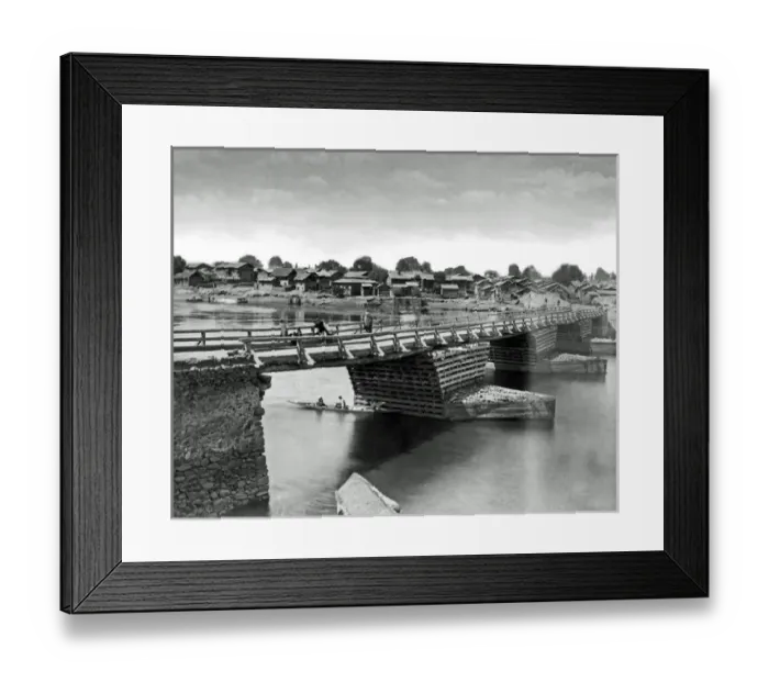 Framed Print : Bridge in Srinagar, Jammu and Kashmir, India