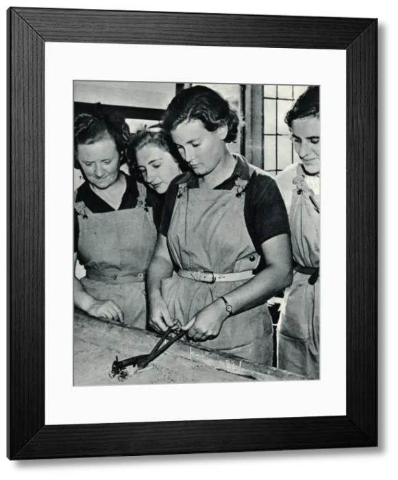 Framed Print : Land girls in training 1939 Framed Print : Land girls in training 1939