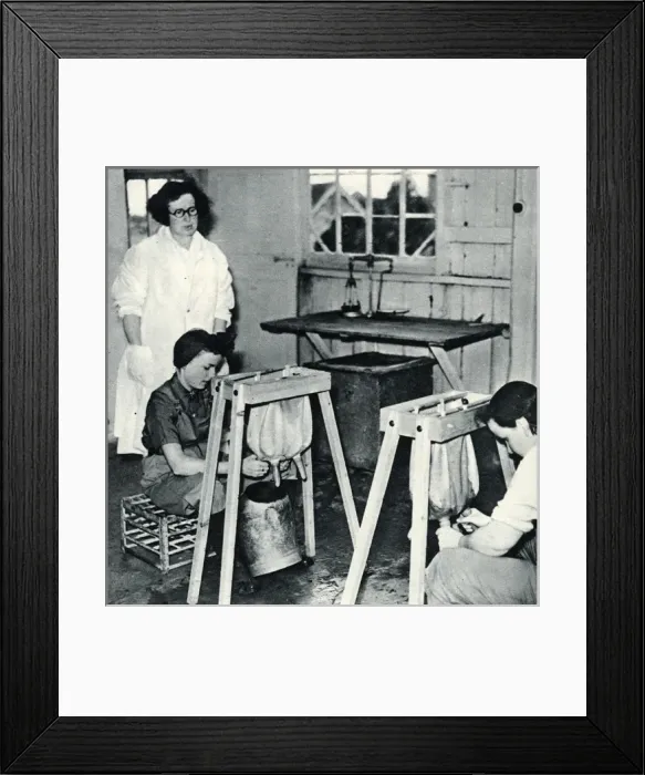 Framed Print : Land girls in training 1939 Framed Print : Land girls in training 1939