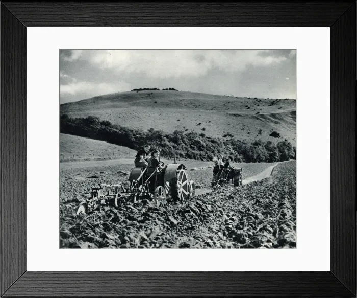 Framed Print : Land girls in training 1939 Framed Print : Land girls in training 1939