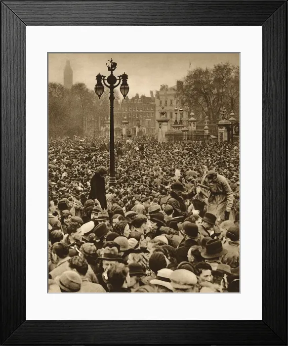 Framed Print : George VI Coronation - Crowds outside Buckingham Palace