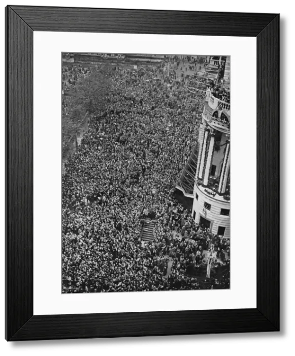 Framed Print : Surging crowds in Trafalgar Square, 1937 Coronation Framed Print : Surging crowds in Trafalgar Square, 1937 Coronation
