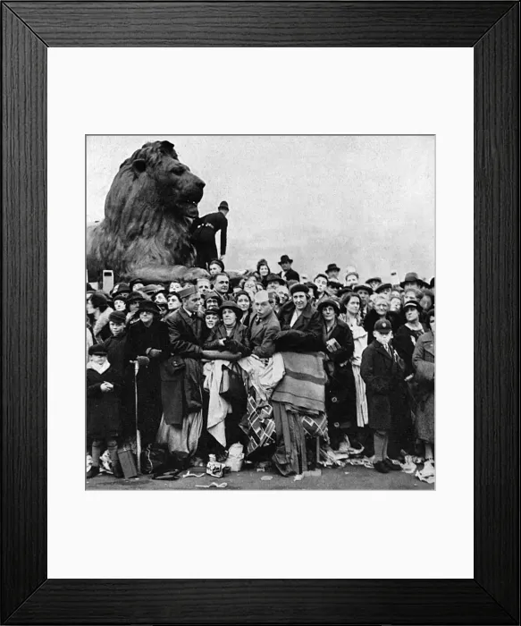 Framed Print : 1937 Coronation - spectators climbing on Victoria memorial Framed Print : 1937 Coronation - spectators climbing on Victoria memorial