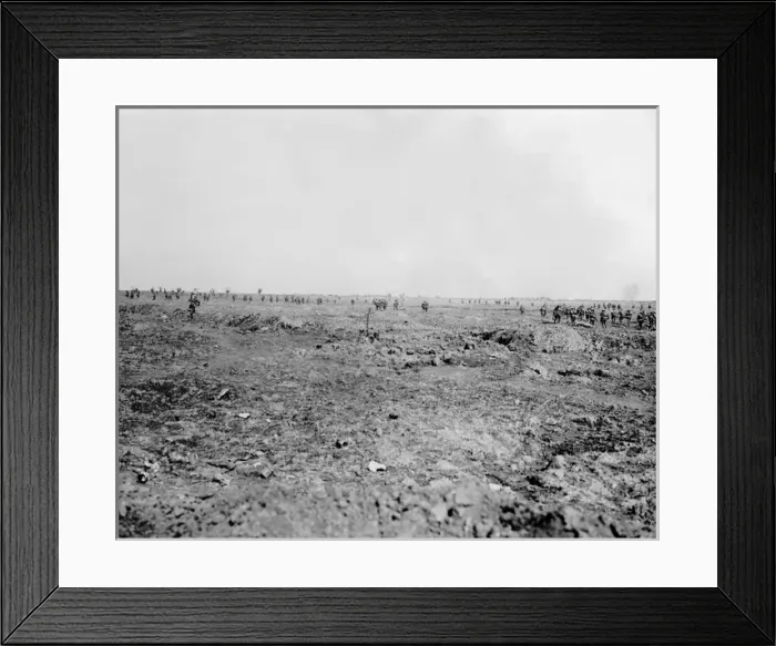 Framed Print : British troops moving in to attack, Western Front, WW1 Framed Print : British troops moving in to attack, Western Front, WW1