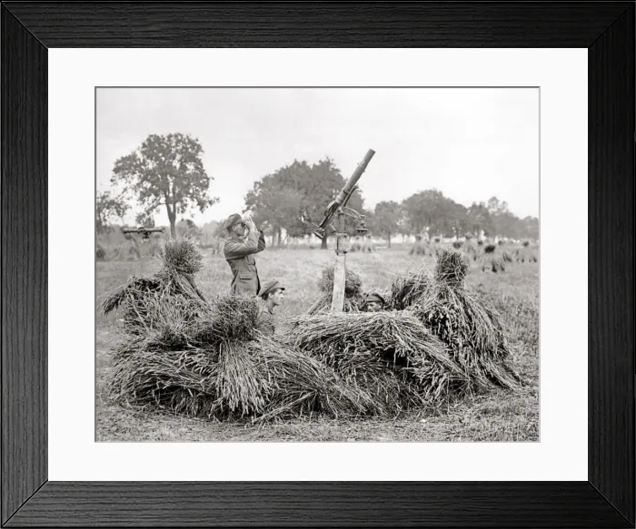 Framed Print : British soldiers with anti-aircraft gun, Western Front, WW1 Framed Print : British soldiers with anti-aircraft gun, Western Front, WW1
