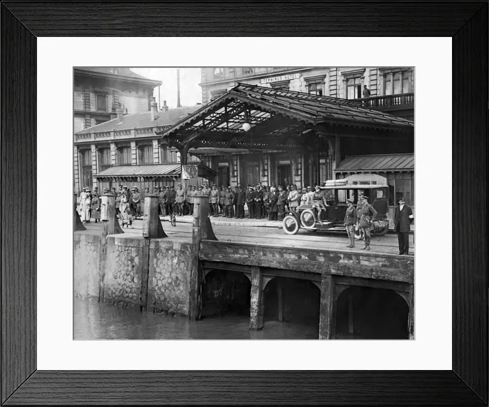 Framed Print : Quayside scene, George V departing France, WW1 Framed Print : Quayside scene, George V departing France, WW1