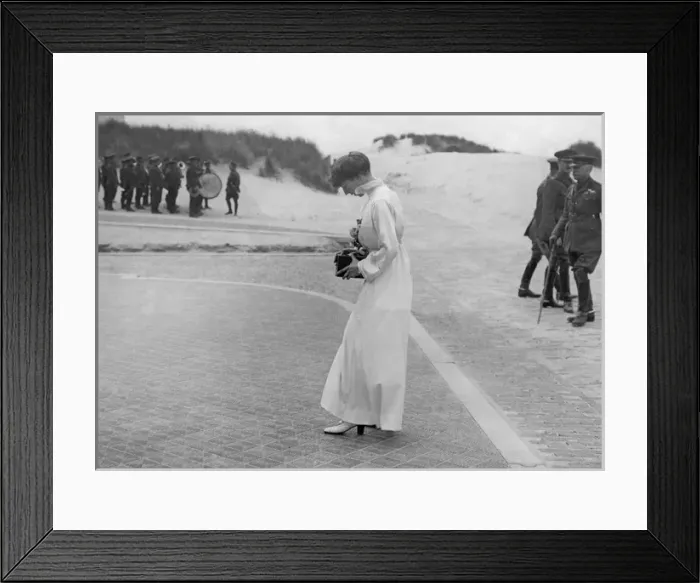 Framed Print : Queen of Belgium photographing presentation, WW1 Framed Print : Queen of Belgium photographing presentation, WW1