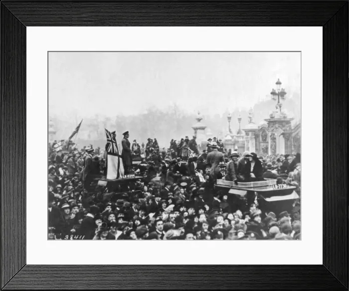 Framed Print : Scene in Paris, France, at end of WW1 Framed Print : Scene in Paris, France, at end of WW1