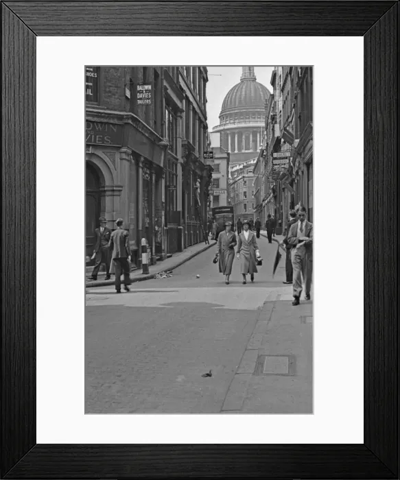 Framed Print : Street scene near St Pauls Cathedral, London Framed Print : Street scene near St Pauls Cathedral, London